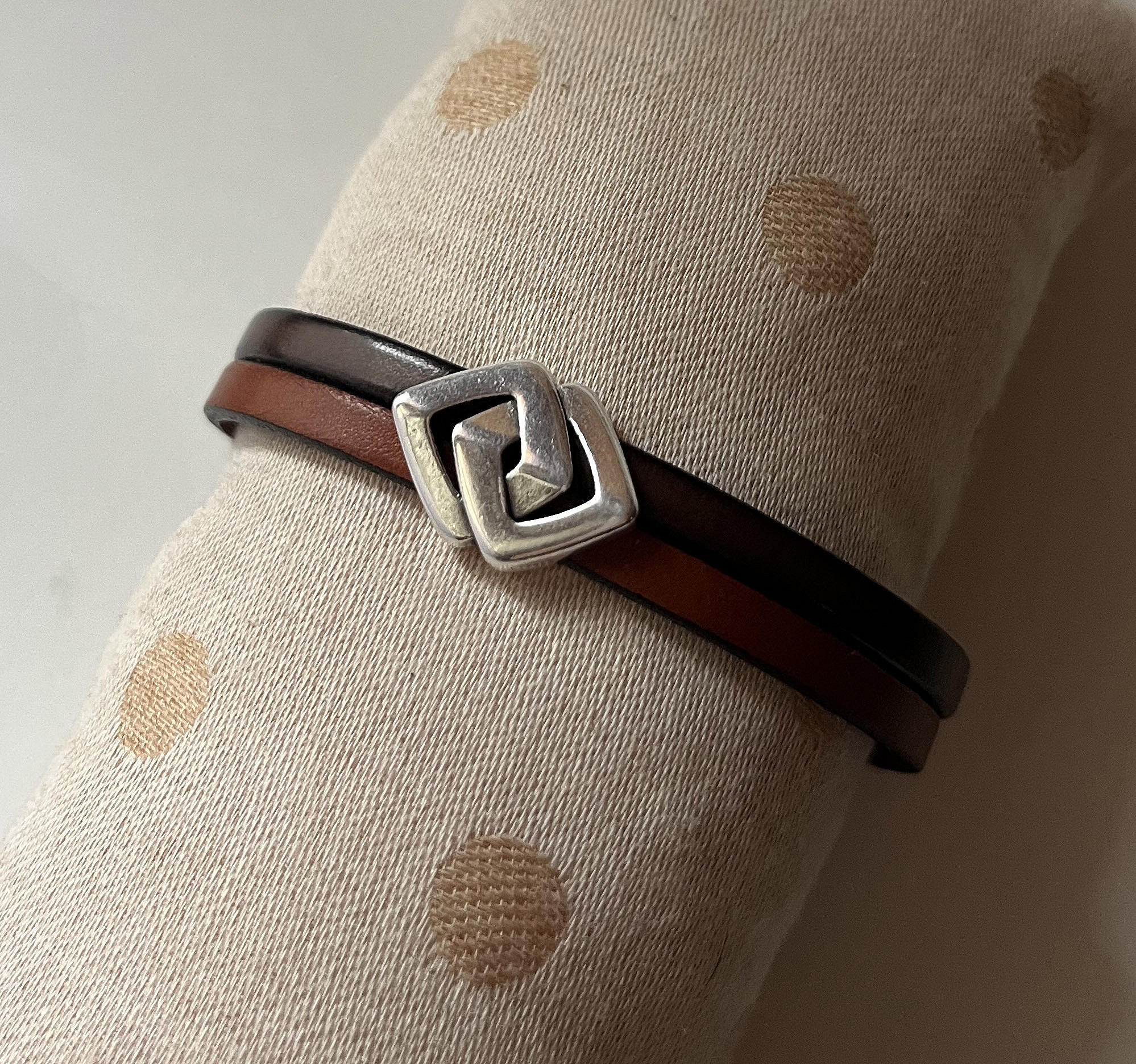 Bracelet duo de cuir au passant entrelac&eacute; personnalisable par gravure