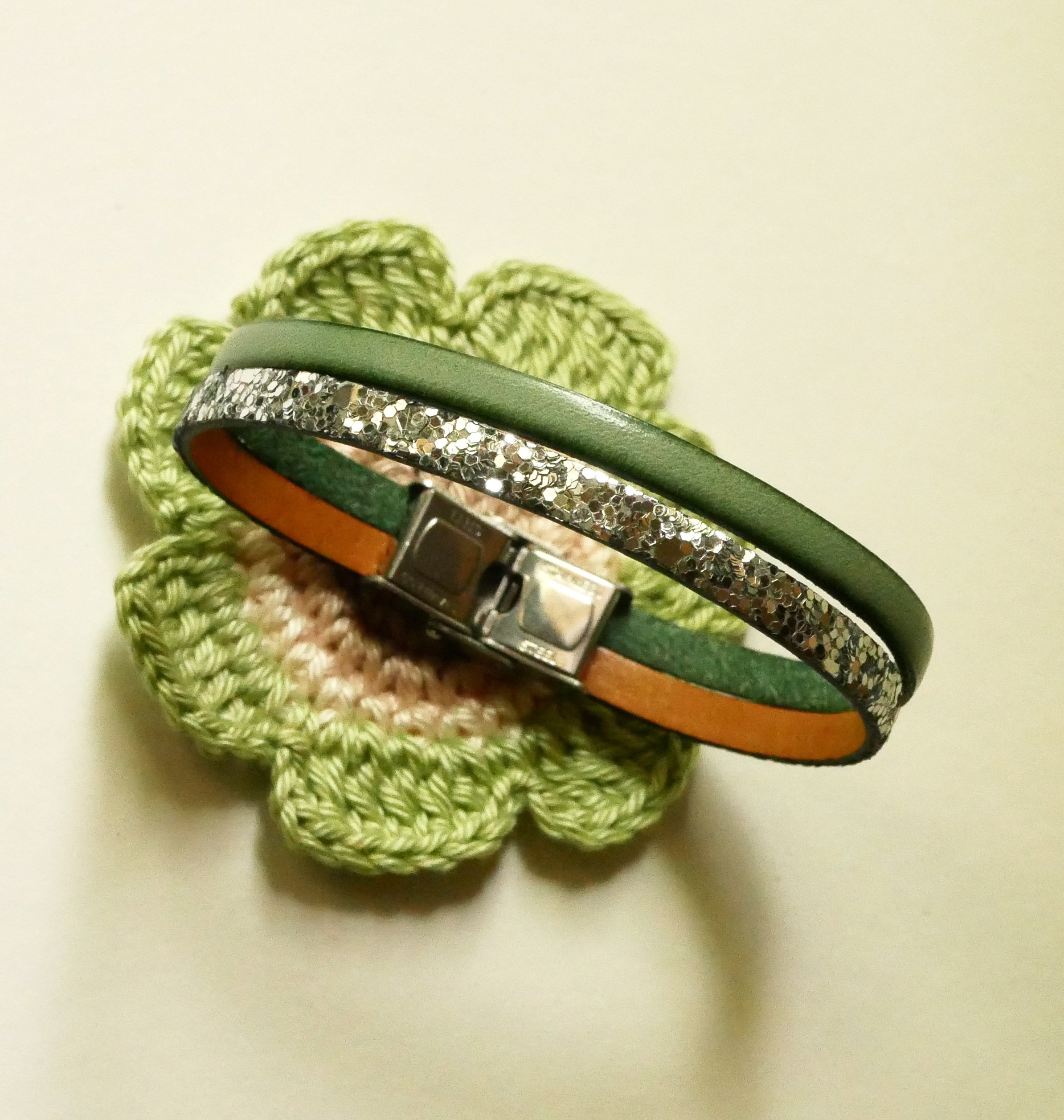 Duo-armband i l&auml;der i silver och valfri f&auml;rg