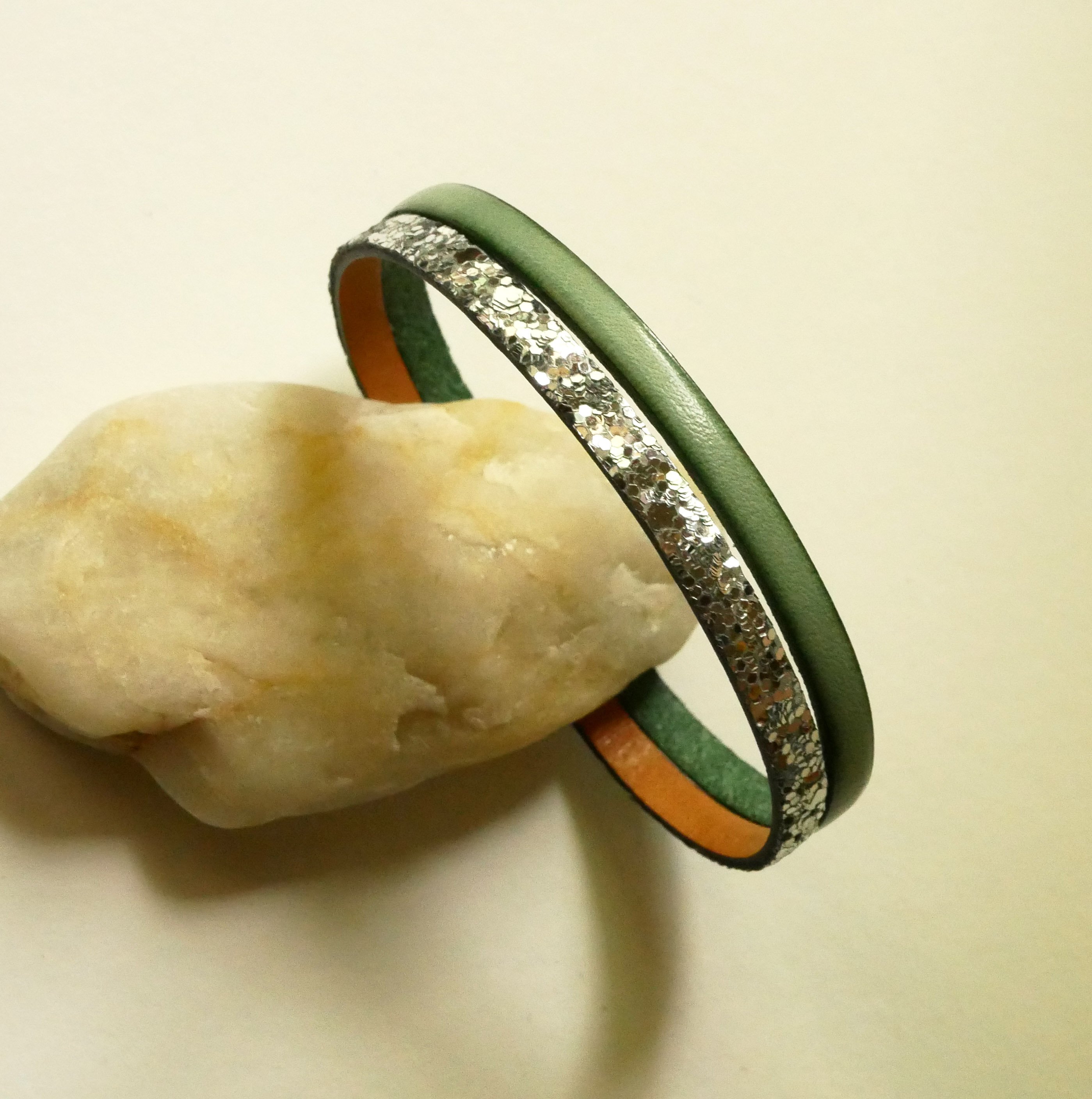 Duo-armband i l&auml;der i silver och valfri f&auml;rg