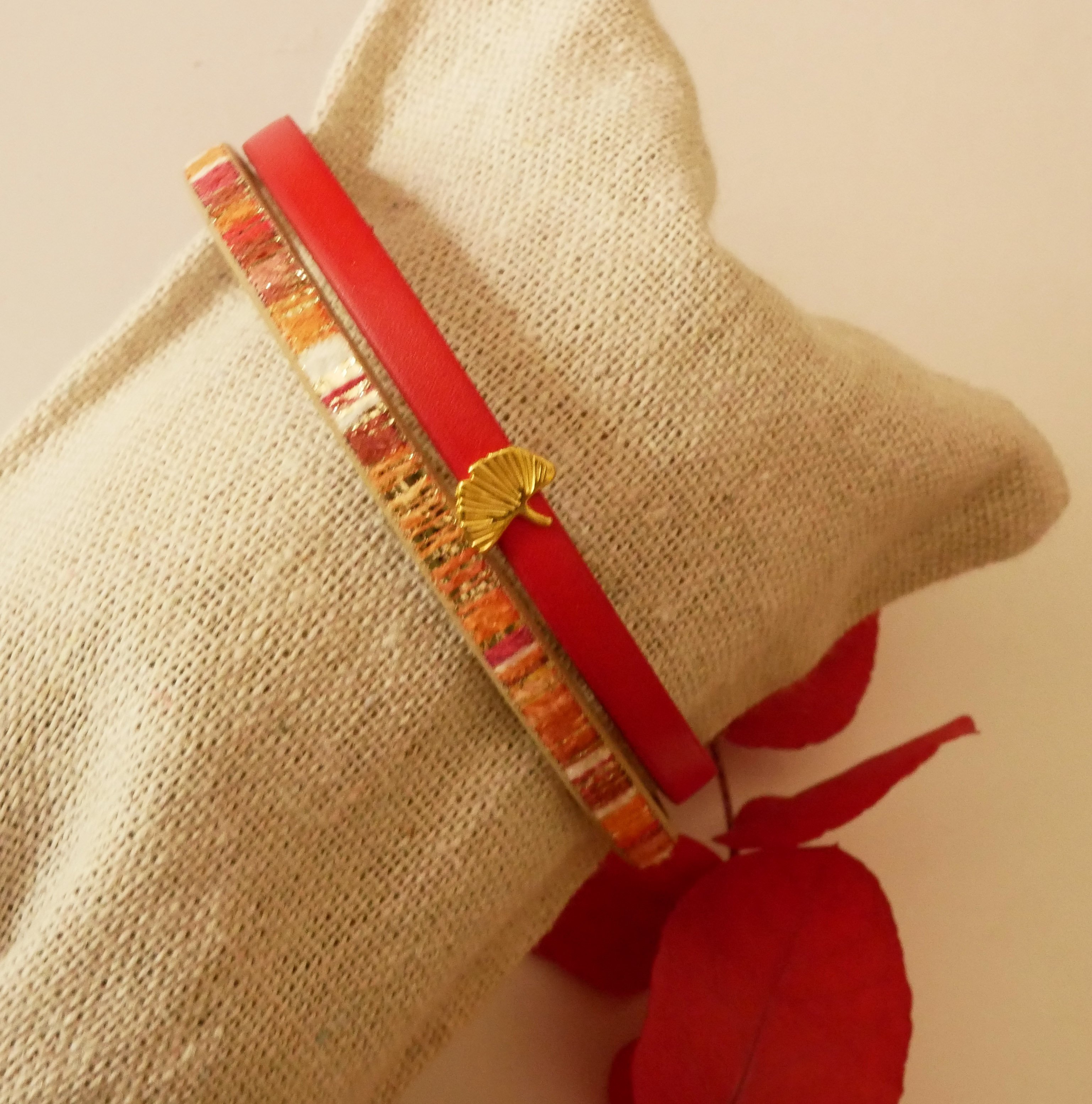 Rouget duoarmband i läder med guldglitter och Gingko-design  