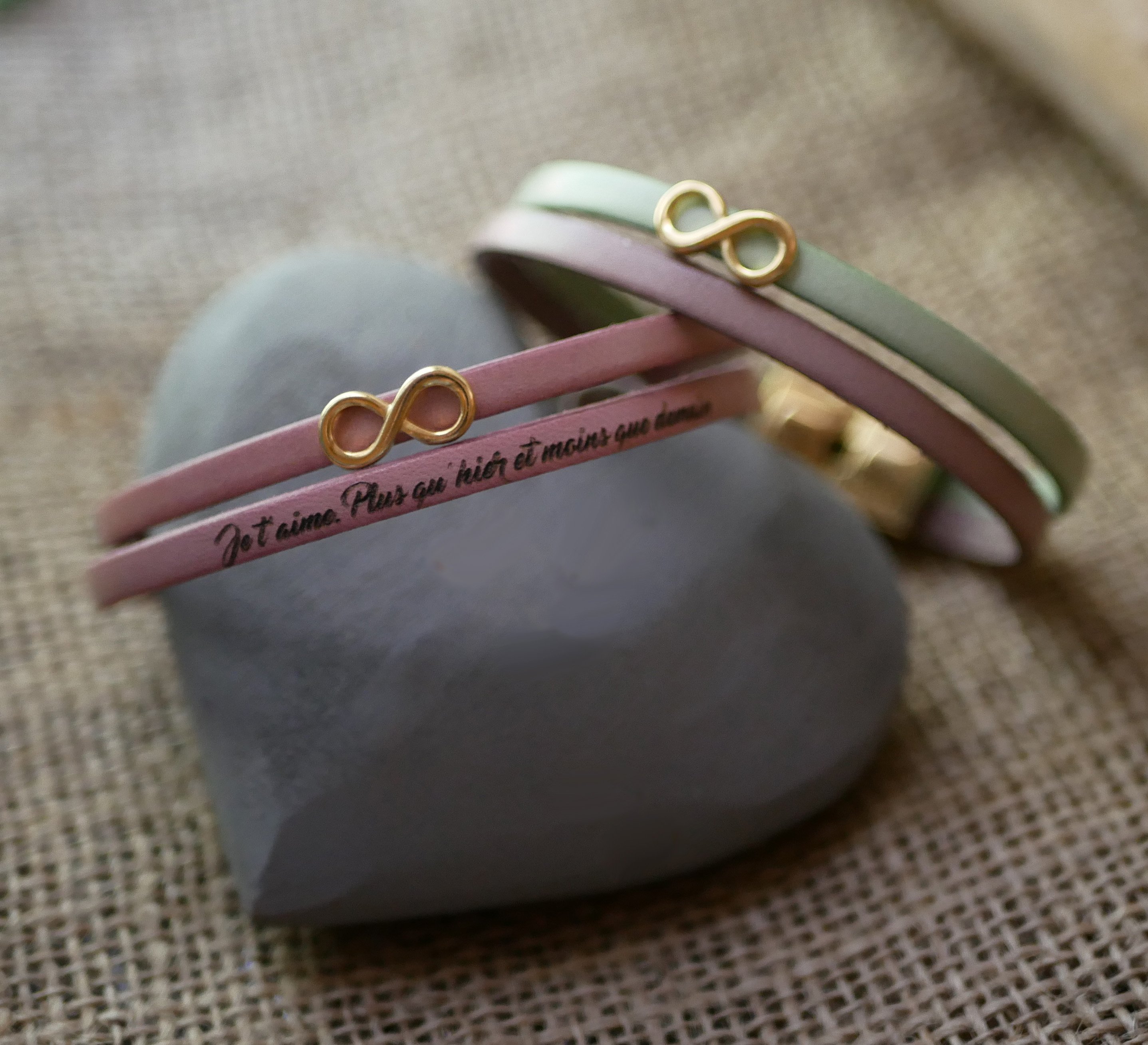 Duo-armband i läder med infinity-symbol i guld - personligt utformat  