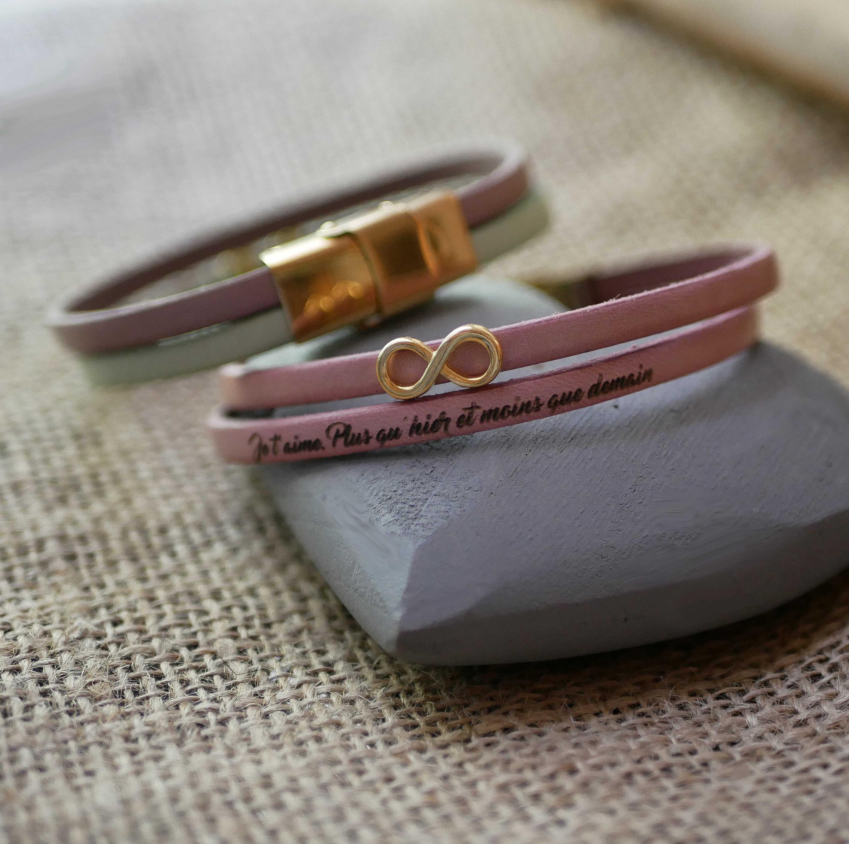 Duo-armband i l&auml;der med infinity-symbol i guld - personligt utformat  