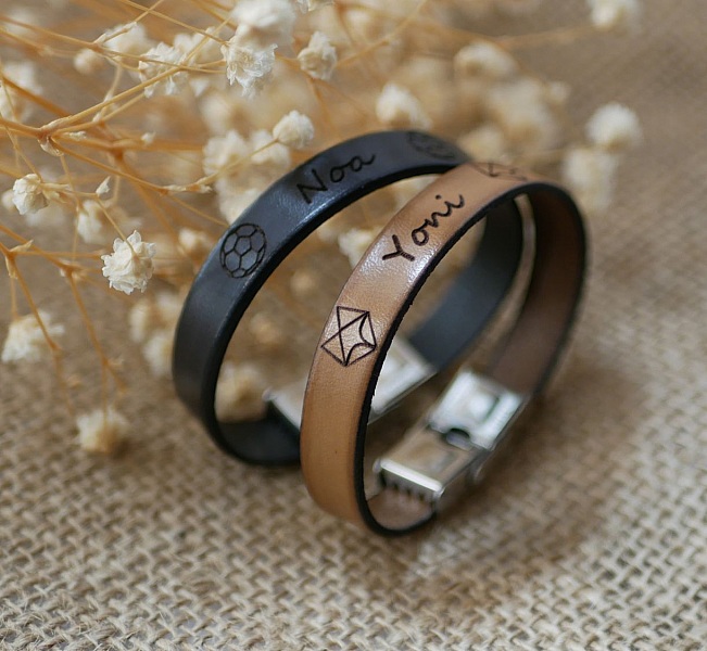 Personligt l&auml;derarmband f&ouml;r barn med ingraverat f&ouml;rnamn inramat av valfria teckningar