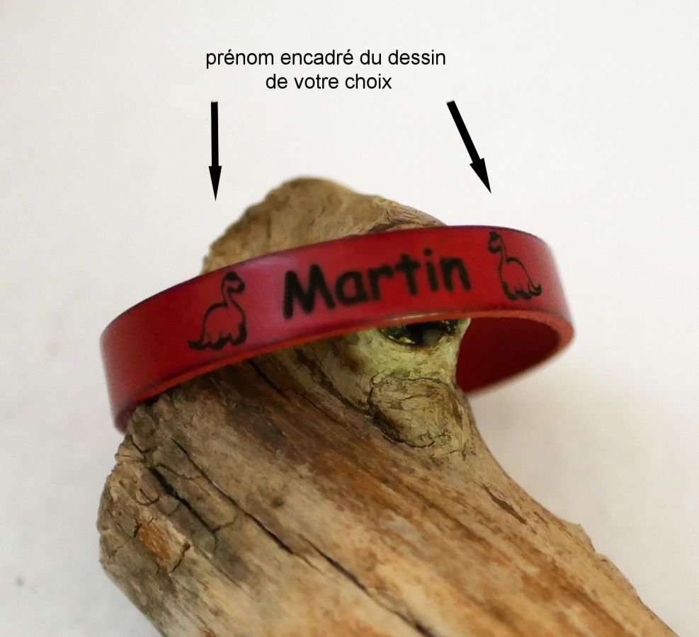 Personligt läderarmband för barn med ingraverat förnamn inramat av valfria teckningar