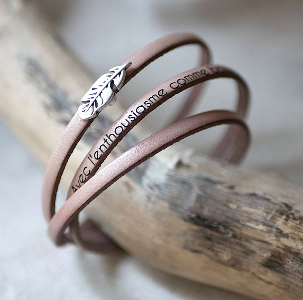 Bohemiskt l&auml;derarmband f&ouml;r kvinnor med fj&auml;derdesign, 3 v&auml;ndningar, anpassningsbart