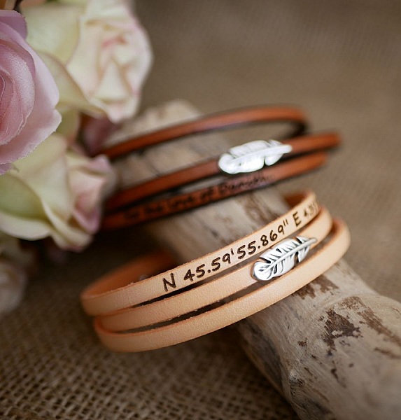 Bohemiskt l&auml;derarmband f&ouml;r kvinnor med fj&auml;derdesign, 3 v&auml;ndningar, anpassningsbart