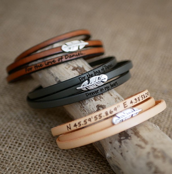 Bohemiskt l&auml;derarmband f&ouml;r kvinnor med fj&auml;derdesign, 3 v&auml;ndningar, anpassningsbart