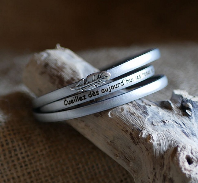 Bohemiskt l&auml;derarmband f&ouml;r kvinnor med fj&auml;derdesign, 3 v&auml;ndningar, anpassningsbart