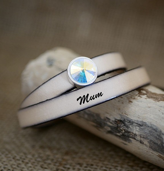 L&auml;derarmband kvinna dubbla v&auml;ndningar f&ouml;r att vara personlig dekorerad med en Swarovski kristall cabochon 