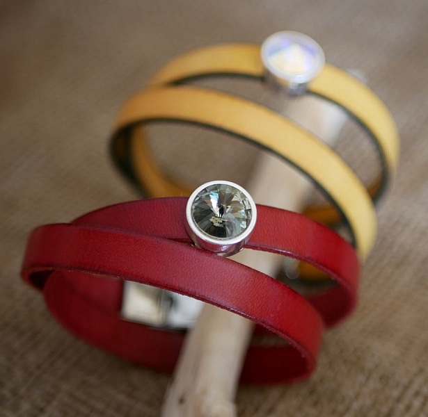 L&auml;derarmband kvinna dubbla v&auml;ndningar f&ouml;r att vara personlig dekorerad med en Swarovski kristall cabochon 