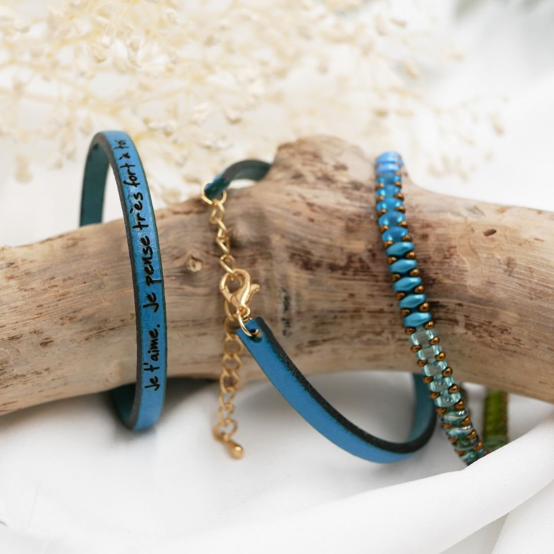 Läderarmband för kvinnor som kan personifieras genom gravering med guldkedja