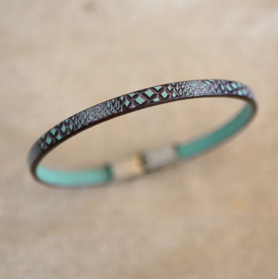 Kvinnoarmband i fint läder med ormtryck i blå toner