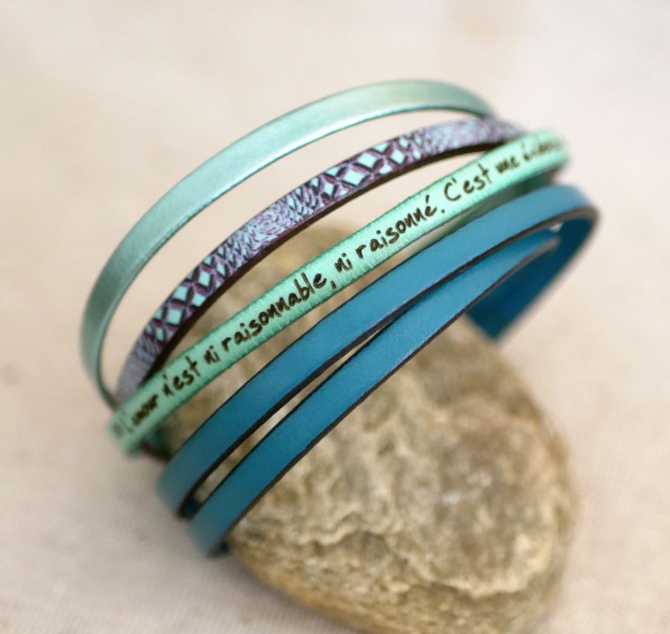 Kvinnoarmband i fint läder med ormtryck i blå toner