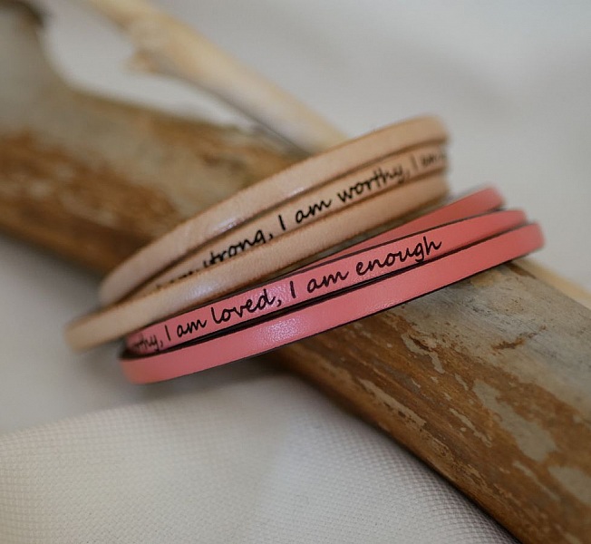 Bracelets en cuir personnalisés avec gravure sur mesure.