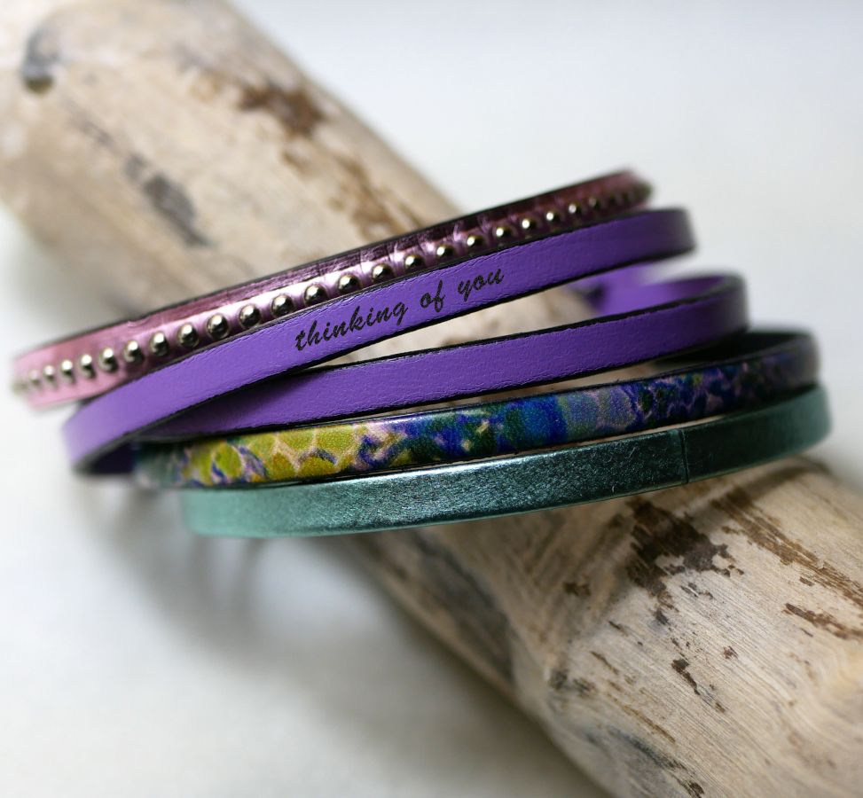 Kvinnoarmband i fint läder med impressionistiskt tryck