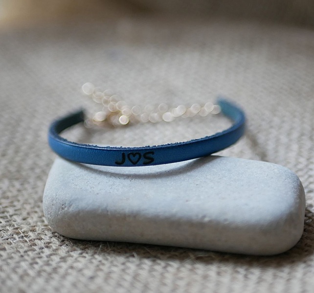 L&auml;derarmband f&ouml;r kvinnor som kan personifieras genom gravering med guldkedja