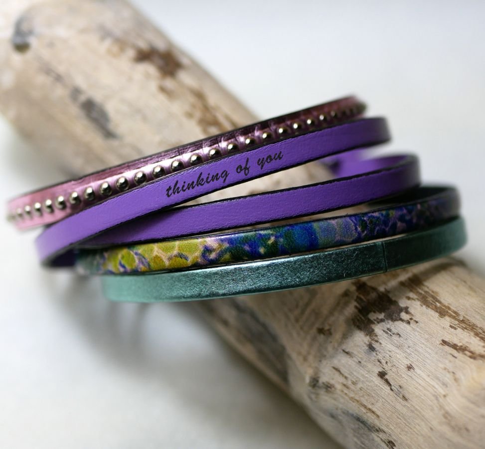 Kvinnoarmband i fint läder med impressionistiskt tryck