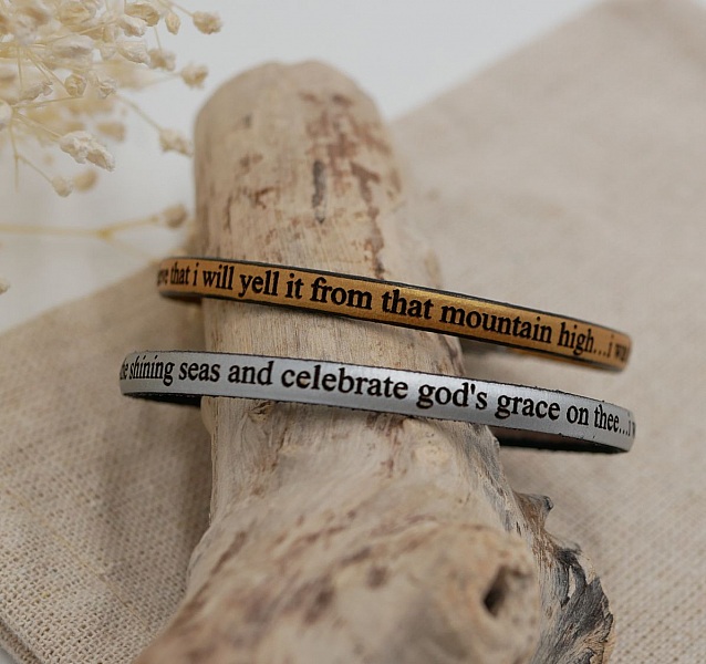 L&auml;derarmband f&ouml;r kvinnor som kan personifieras genom gravering med guldkedja