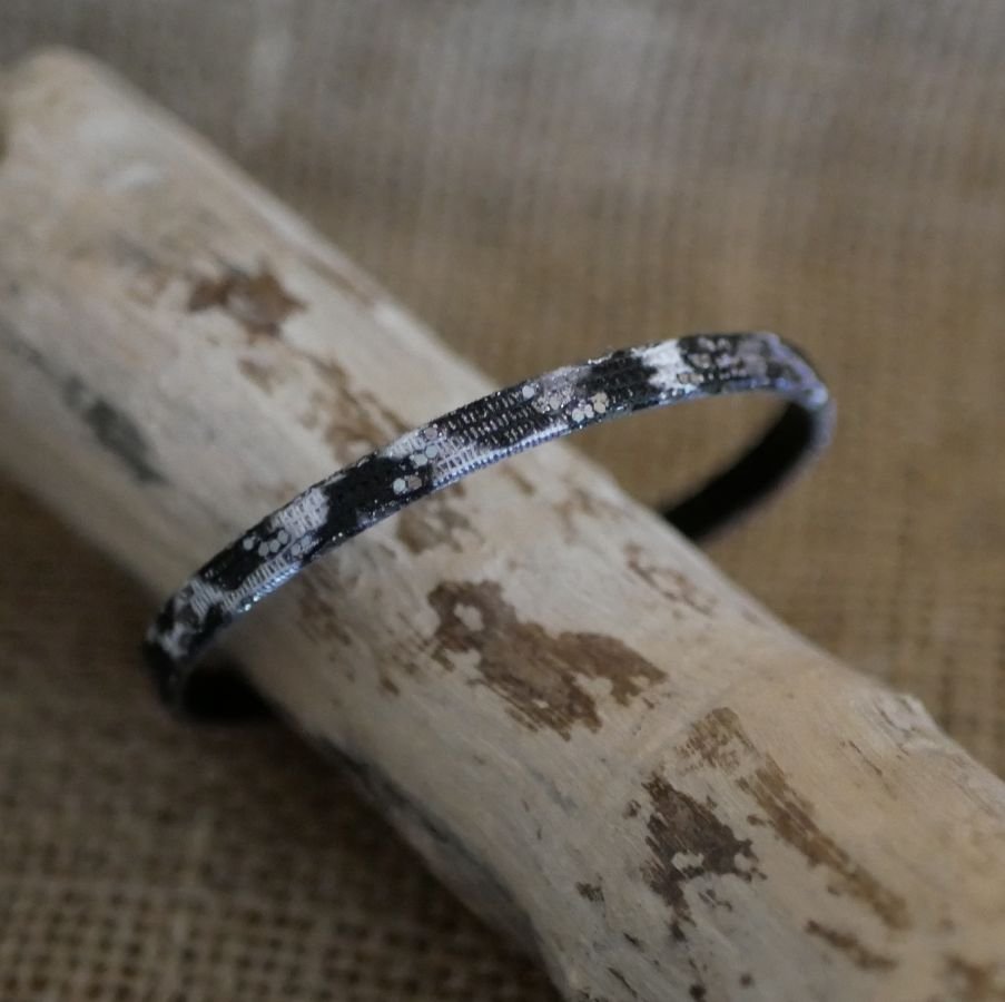 Kvinnoarmband i fint svart läder med glittereffekt