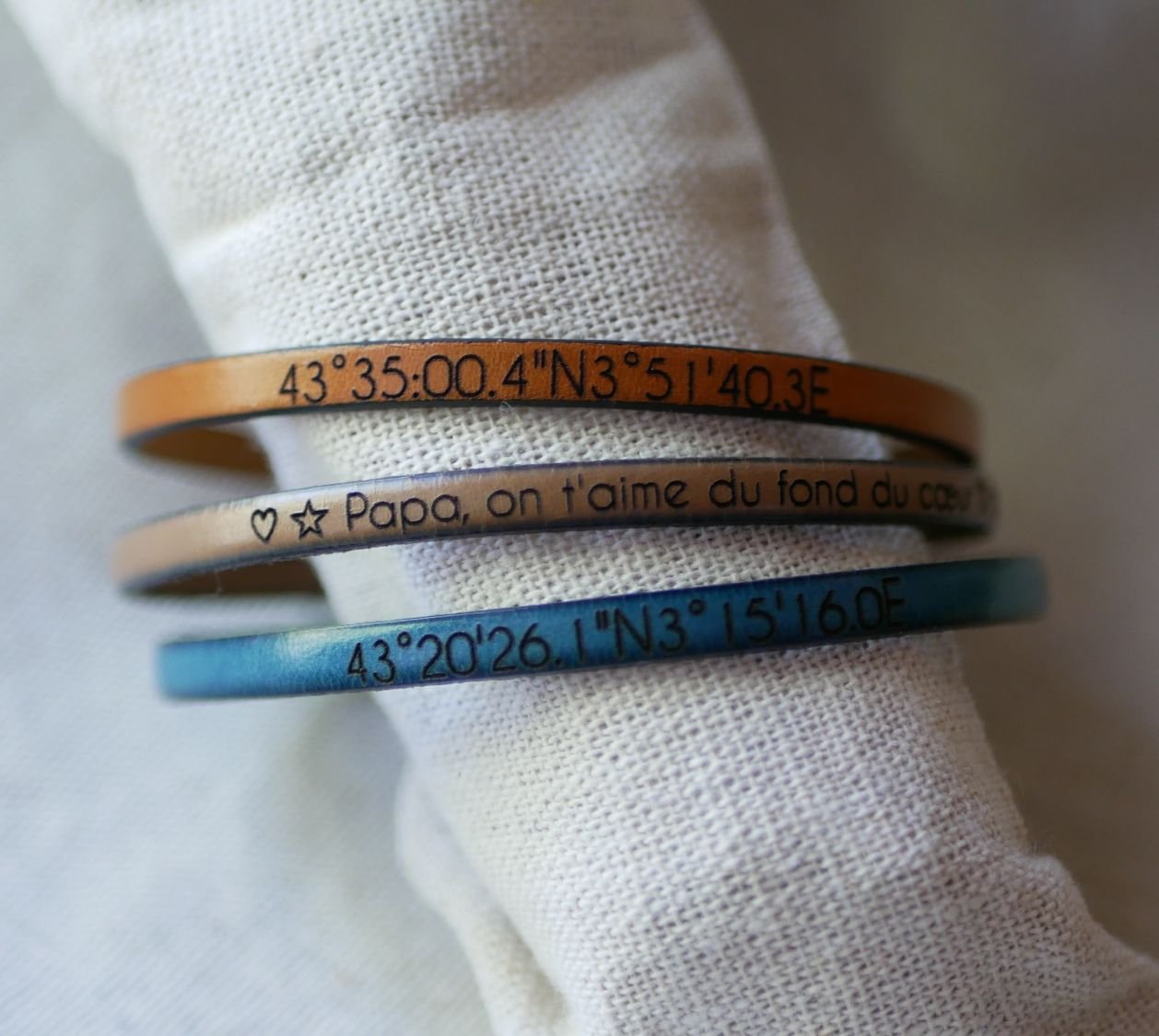 Läderarmband för kvinnor som du kan personifiera genom att gravera med en silverkedja