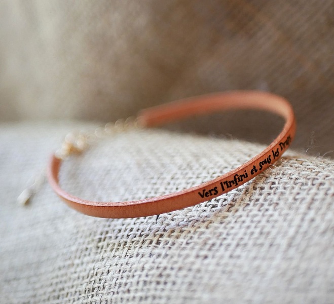 L&auml;derarmband f&ouml;r kvinnor som kan personifieras genom gravering med guldkedja