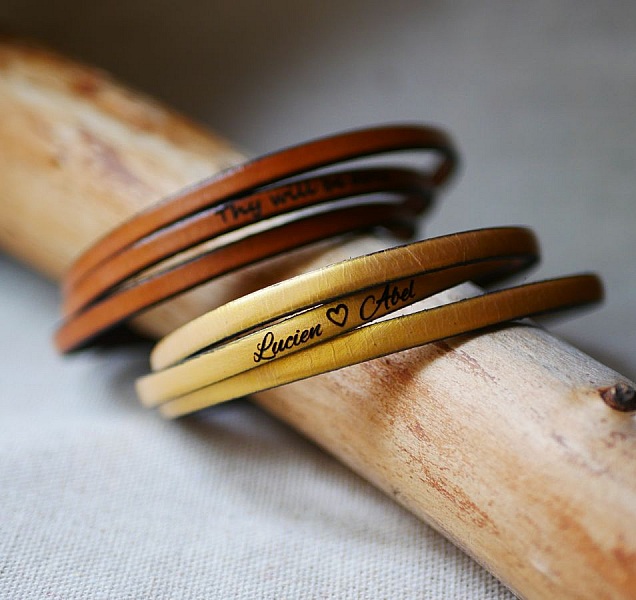 Bracelets en cuir personnalisés avec prénoms gravés.