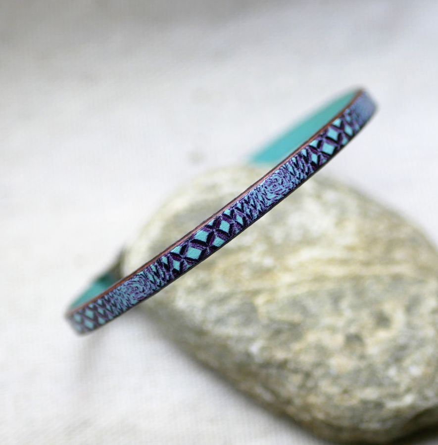 Kvinnoarmband i fint läder med ormtryck i blå toner