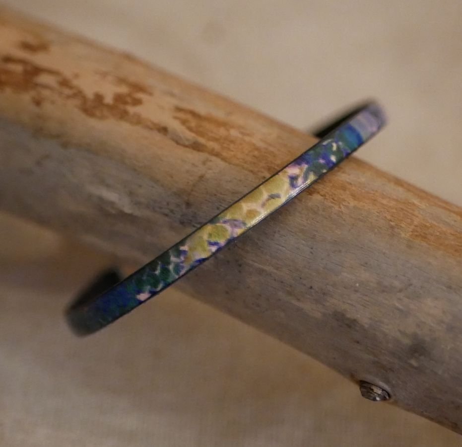 Kvinnoarmband i fint läder med impressionistiskt tryck
