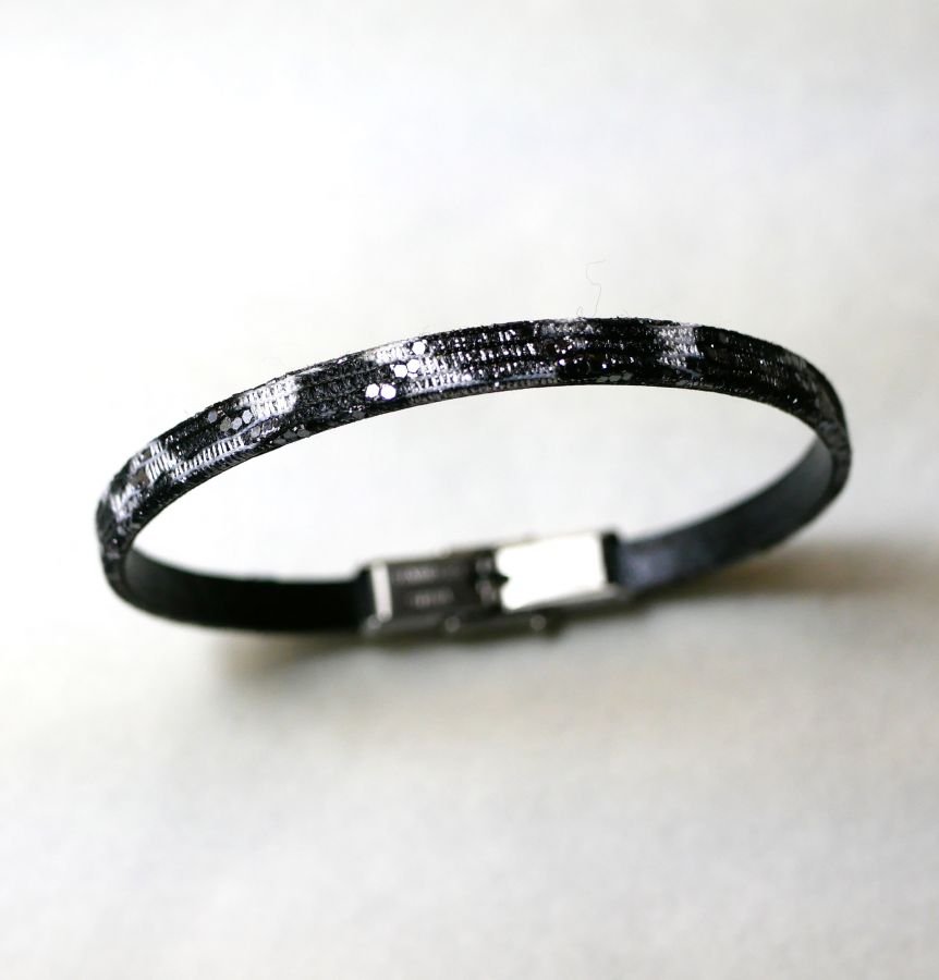 Kvinnoarmband i fint svart läder med glittereffekt
