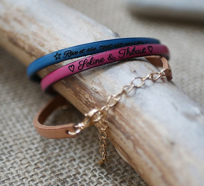 L&auml;derarmband f&ouml;r kvinnor som kan personifieras genom gravering med guldkedja