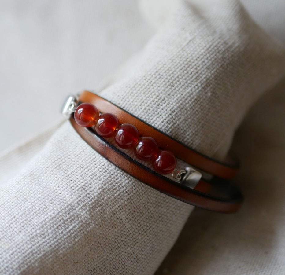Brunt läder och röda pärlor armband för kvinnor, en trippel tur att anpassa 