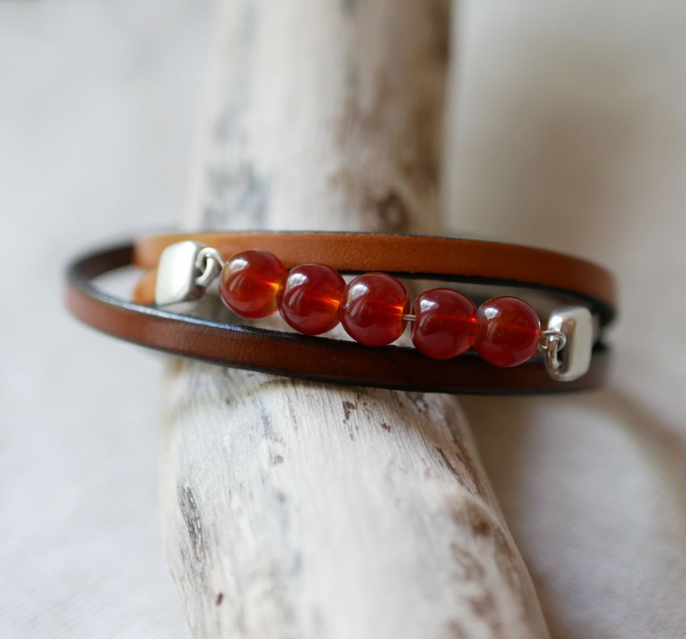 Brunt läder och röda pärlor armband för kvinnor, en trippel tur att anpassa 