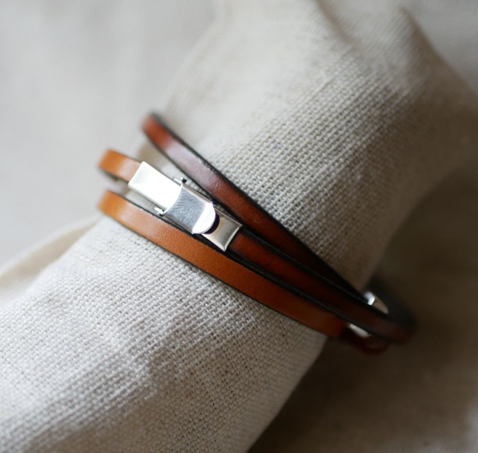 Brunt läder och röda pärlor armband för kvinnor, en trippel tur att anpassa 