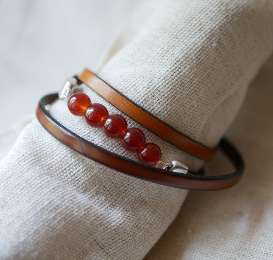Brunt läder och röda pärlor armband för kvinnor, en trippel tur att anpassa 