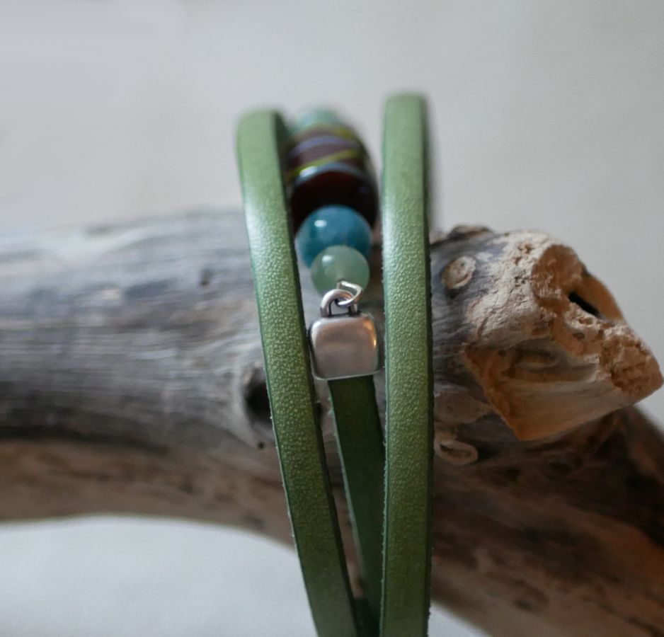 Armband med turkosgröna läder- och keramikpärlor för kvinnor att göra personligt 