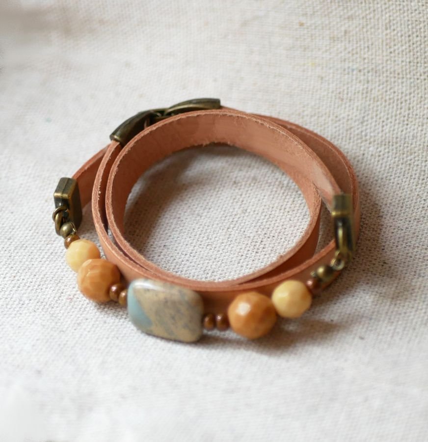 Armband i läder och beige pärlor för kvinnor att anpassa 