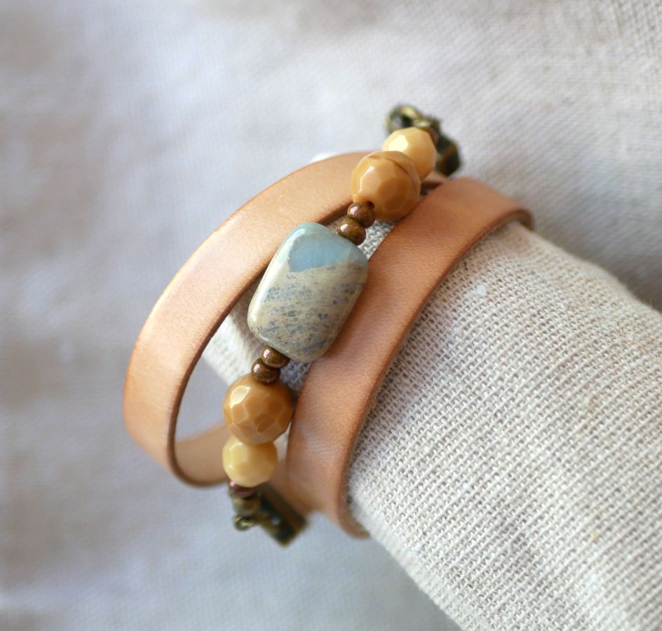 Armband i läder och beige pärlor för kvinnor att anpassa 