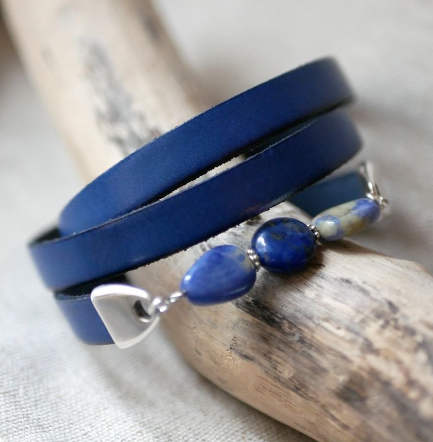 Läder och pärlor armband för kvinnor Lapis Lazuli blå som ska anpassas 