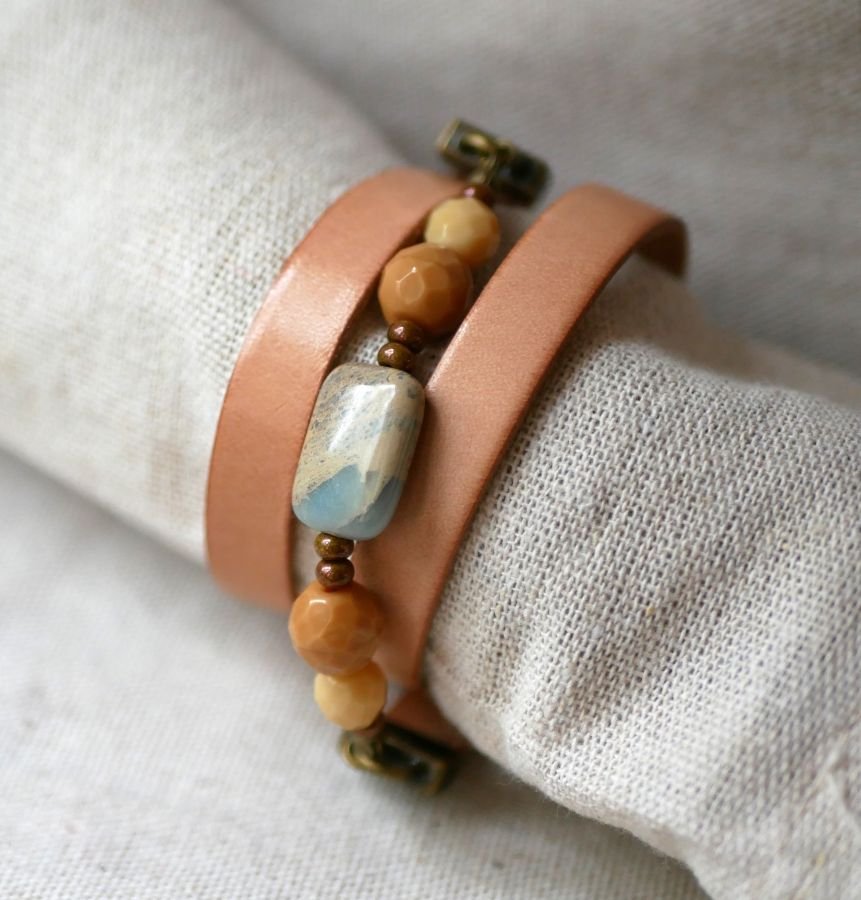 Armband i läder och beige pärlor för kvinnor att anpassa 