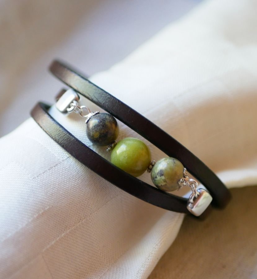 Läder och pärlor armband Olivine trippel vänds för att anpassa det till dina behov 