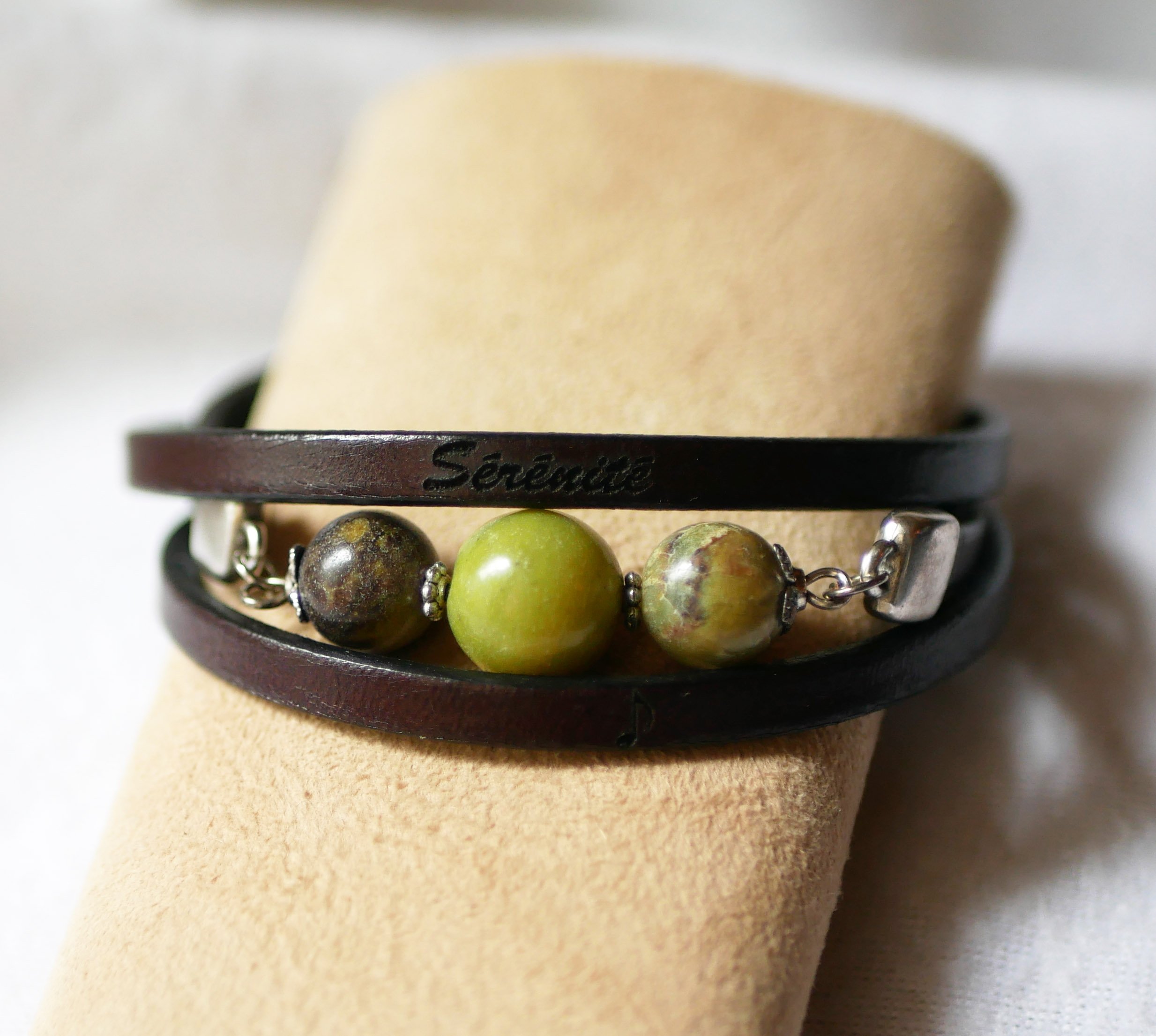 Läder och pärlor armband Olivine trippel vänds för att anpassa det till dina behov 