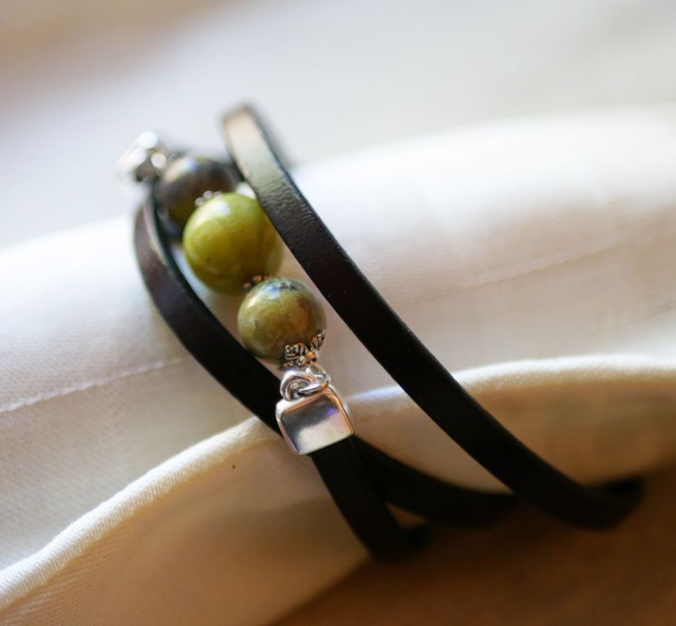 Läder och pärlor armband Olivine trippel vänds för att anpassa det till dina behov 