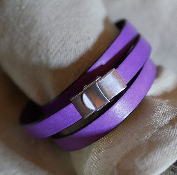 L&auml;der och p&auml;rlor armband med tre v&auml;ndningar f&ouml;r personlig anpassning 