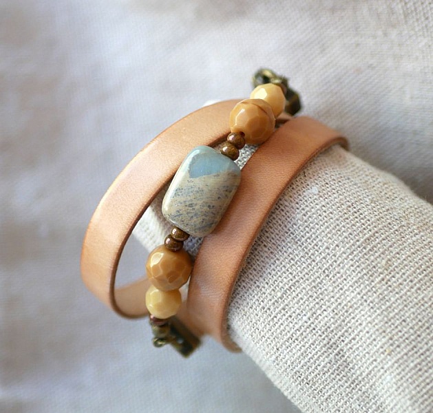 Armband i l&auml;der och beige p&auml;rlor f&ouml;r kvinnor att anpassa 