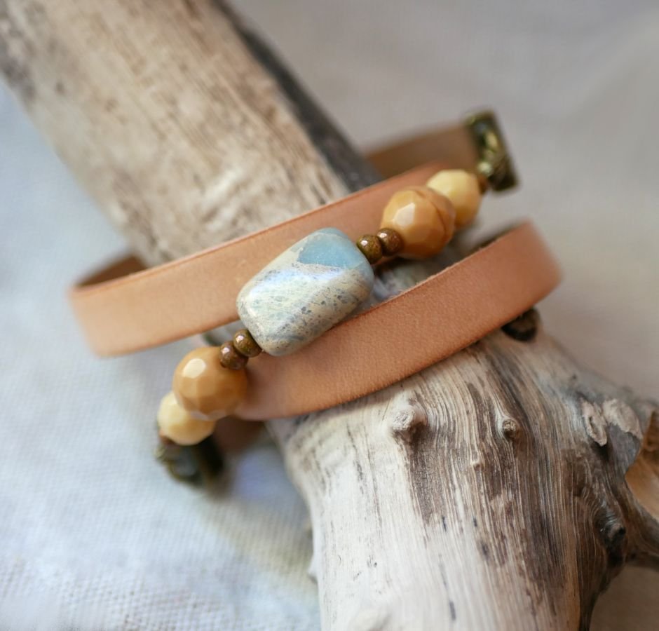 Armband i läder och beige pärlor för kvinnor att anpassa 