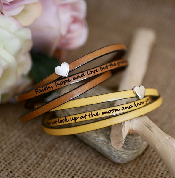 Anpassningsbart l&auml;derarmband f&ouml;r kvinnor, multi-sv&auml;ngar, silverhj&auml;rta design