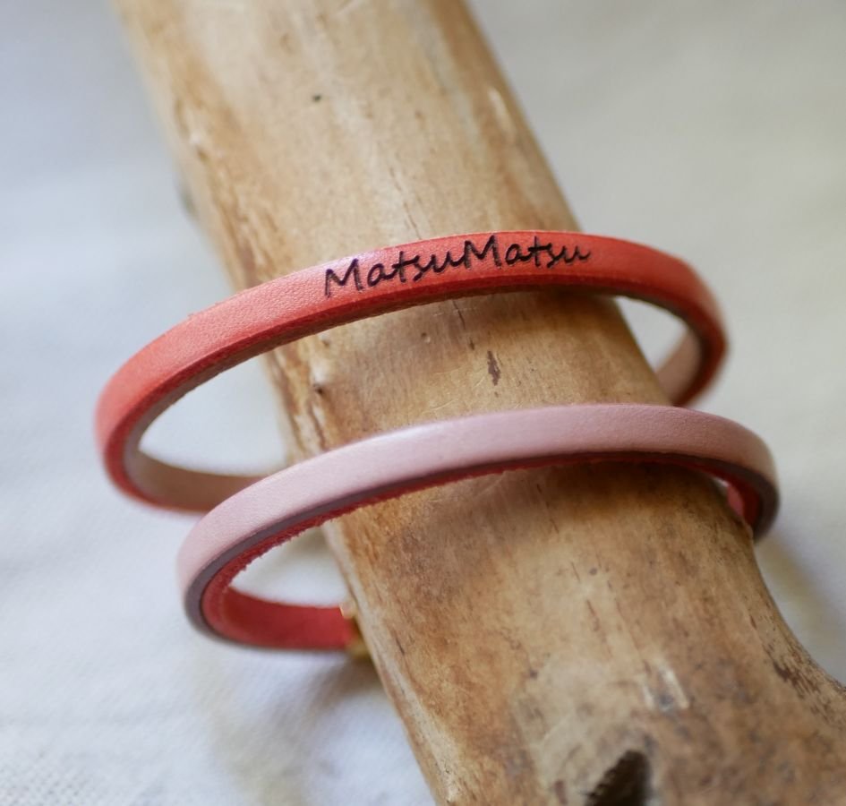 Skräddarsytt tvåfärgat läderarmband med guldlås