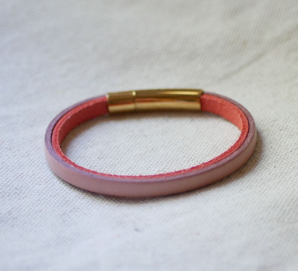 Skräddarsytt tvåfärgat läderarmband med guldlås