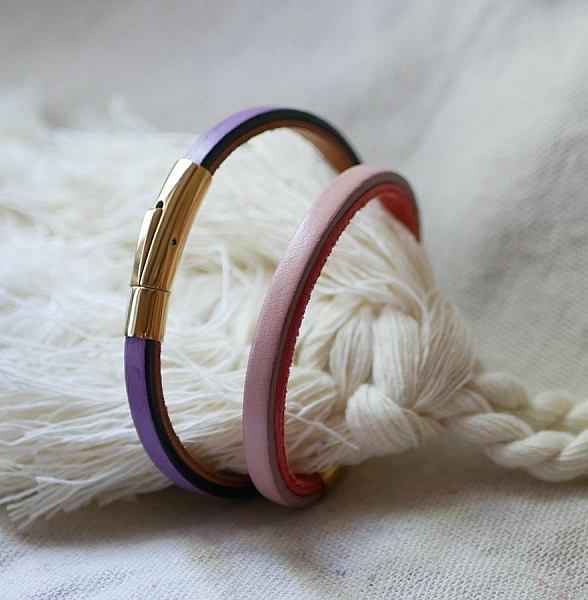 Skr&auml;ddarsytt tv&aring;f&auml;rgat l&auml;derarmband med guldl&aring;s