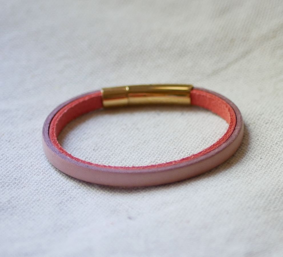 Skräddarsytt tvåfärgat läderarmband med guldlås